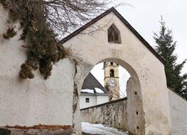 017 - Risse in fast allen Gebäuden